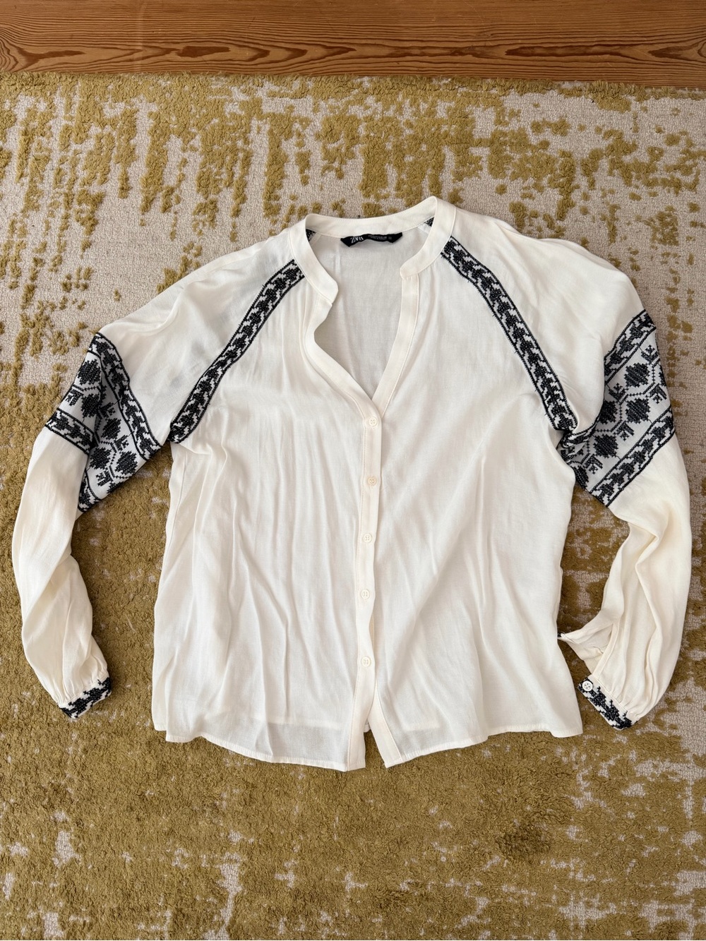 Zara White Button-Front Blouse with Black Embroidered Sleeves small